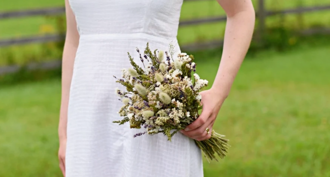 How to Hold a Dried Wedding Bouquet for Beautiful Wedding Photos (With Video)